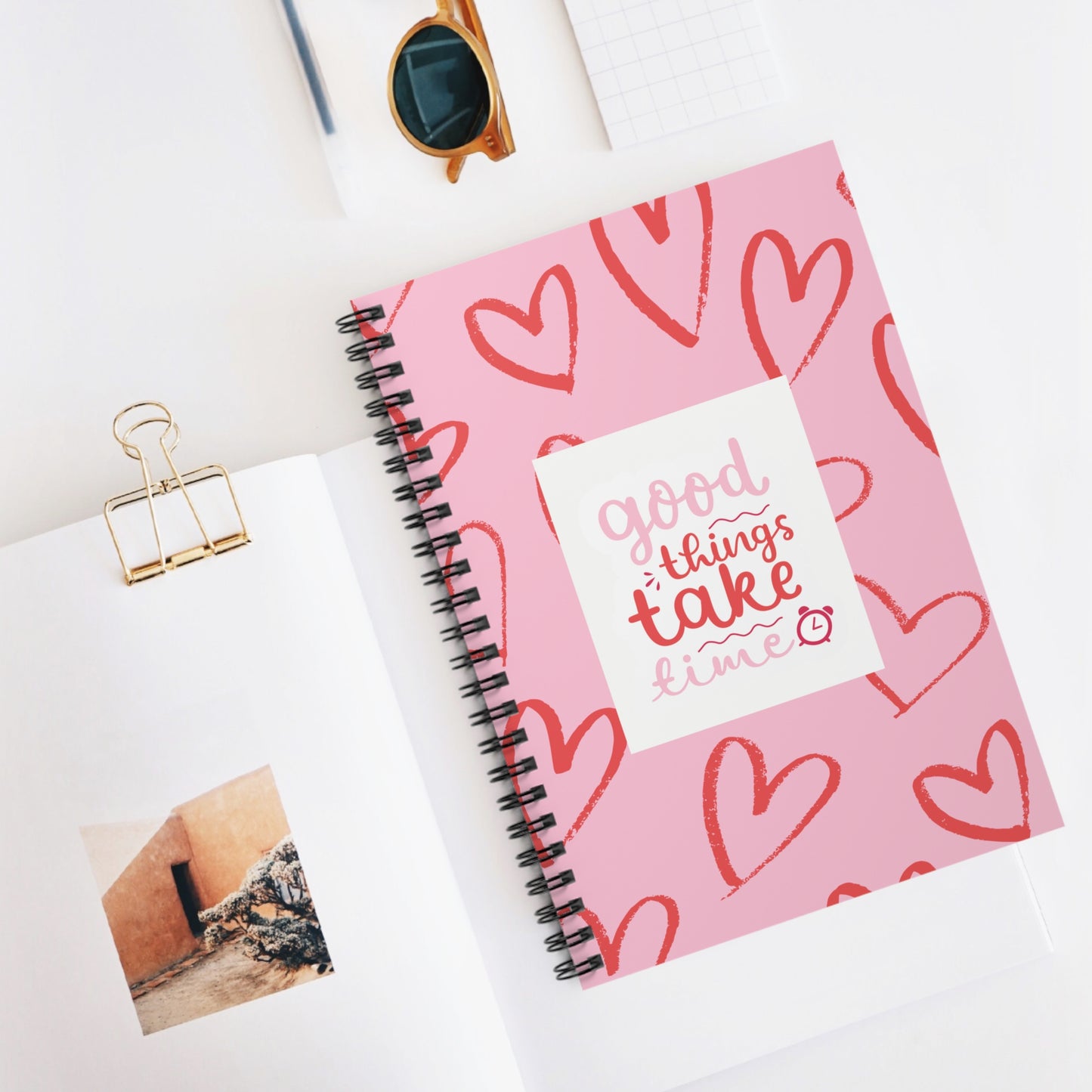 Libreta Rosa con Corazones Good Things Take Time 118 Páginas Rayadas, Diseño Inspirador y Compacto